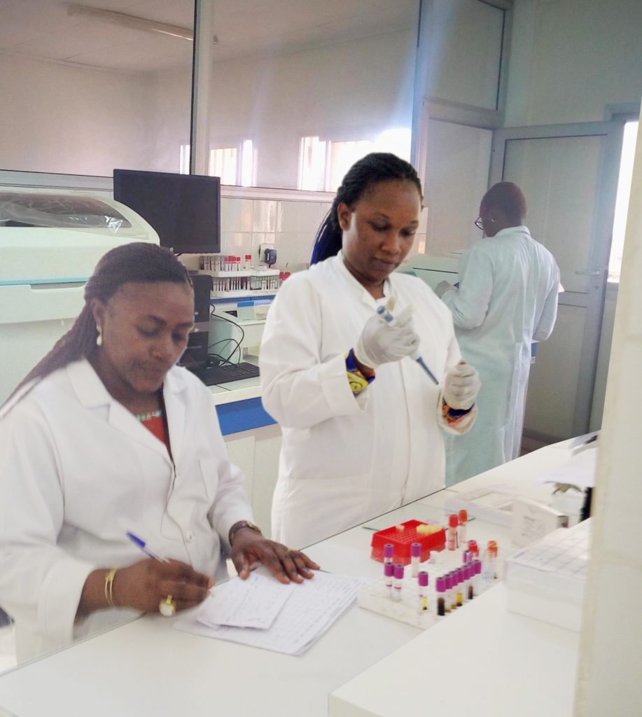 chercheurs-au-labo-IMPM